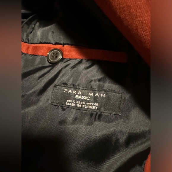 Zara men’s blazer says large 40 but fits like 38 jacket.  Tailored fit - Picture 4 of 6